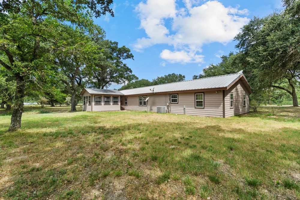 10338 Fm 2437 Hallettsville, TX 77964