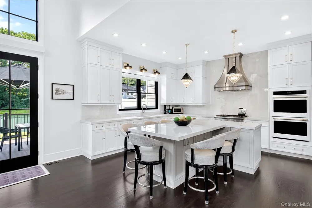 78 Three Ponds Lane E Woodbury, NY 11797