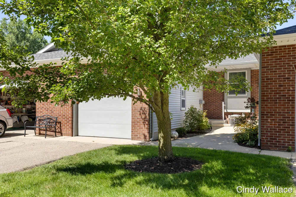161 Laurelwood Court SW #98 Grand Rapids, MI 49548