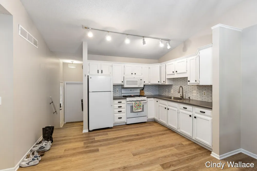 161 Laurelwood Court SW #98 Grand Rapids, MI 49548