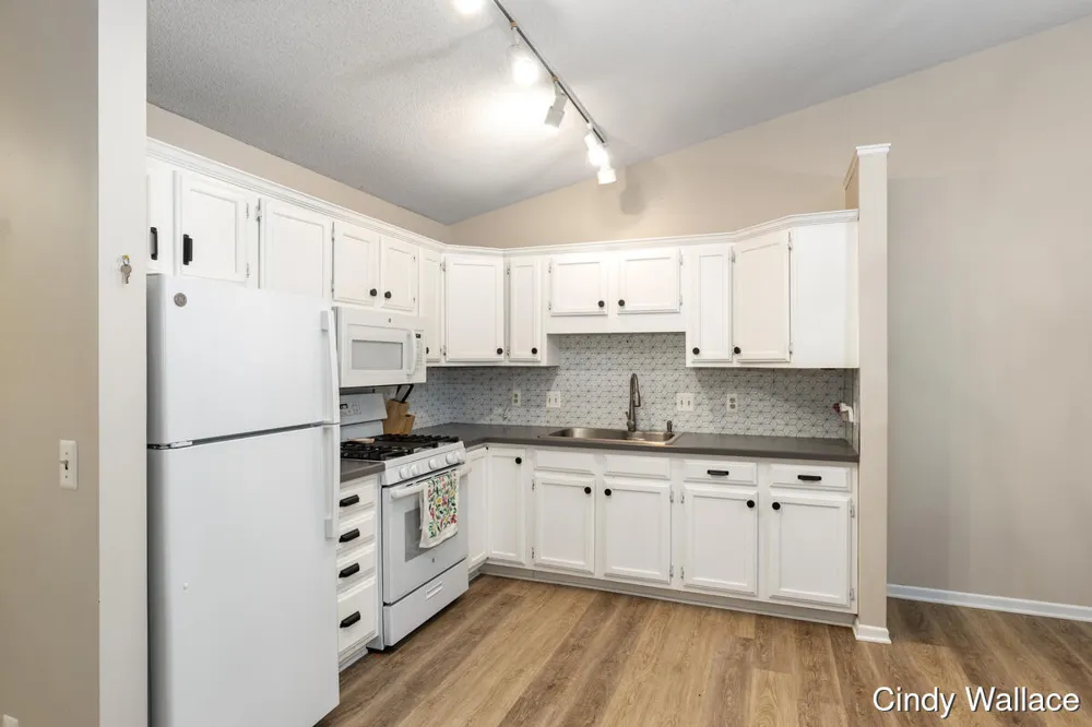 161 Laurelwood Court SW #98 Grand Rapids, MI 49548