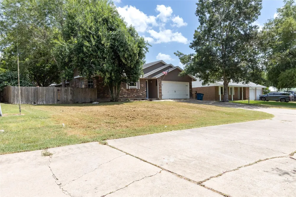 417 Meinecke Street Bellville, TX 77418