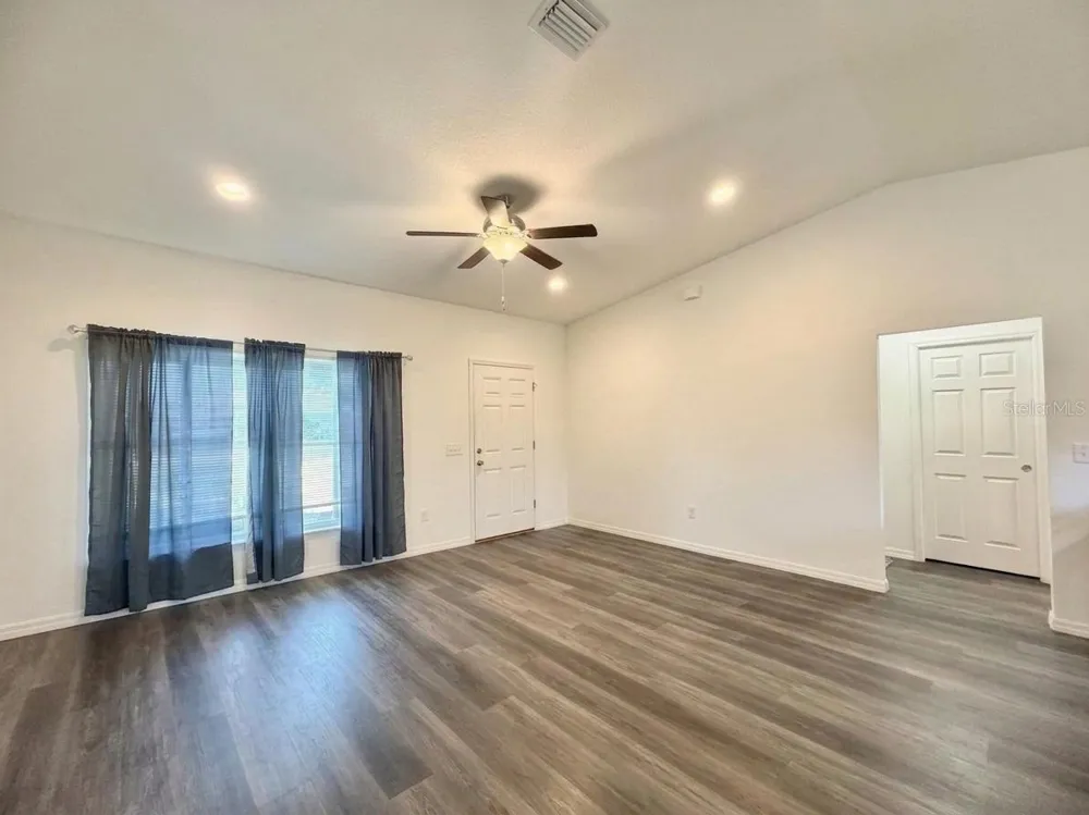 48 MAPLE DRIVE Ocklawaha, FL 32179