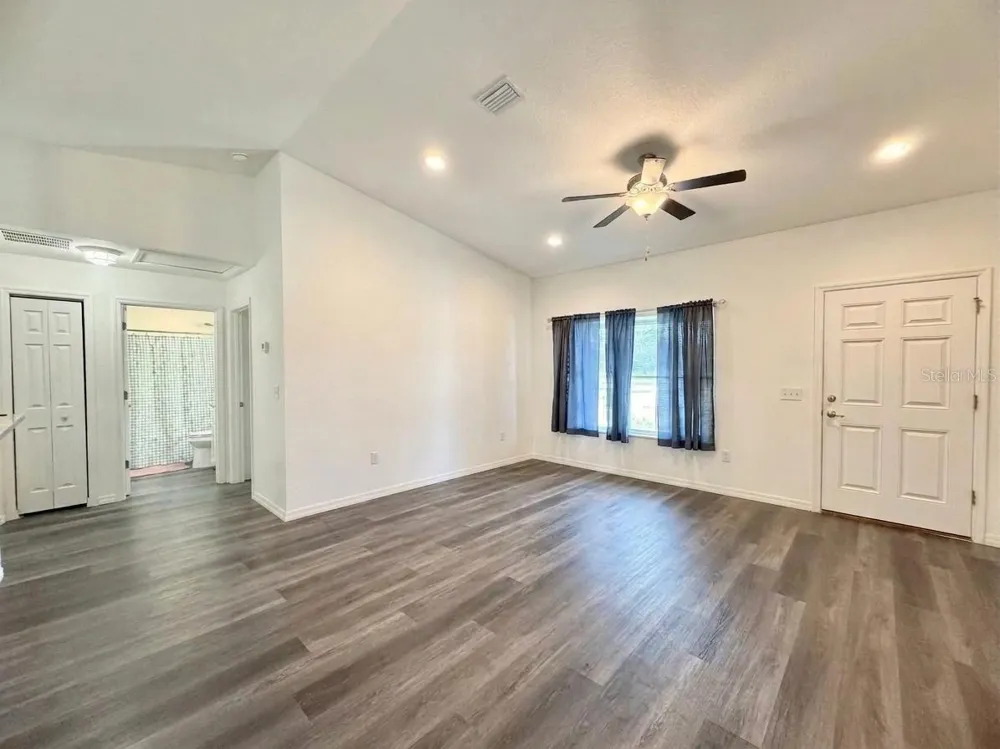 48 MAPLE DRIVE Ocklawaha, FL 32179