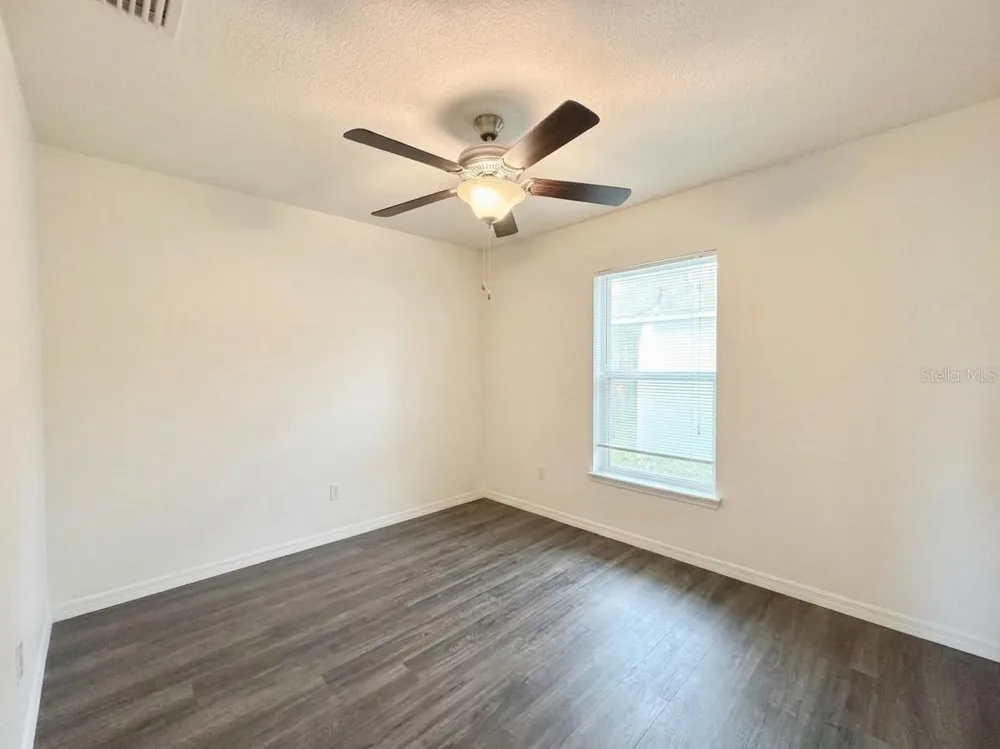 48 MAPLE DRIVE Ocklawaha, FL 32179