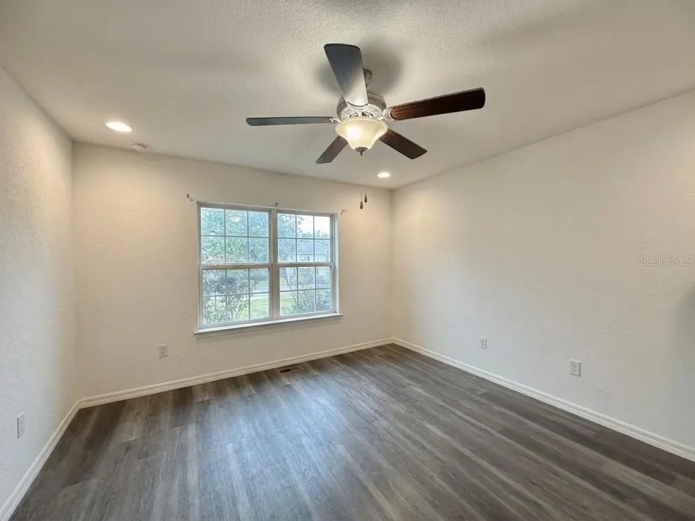 48 MAPLE DRIVE Ocklawaha, FL 32179