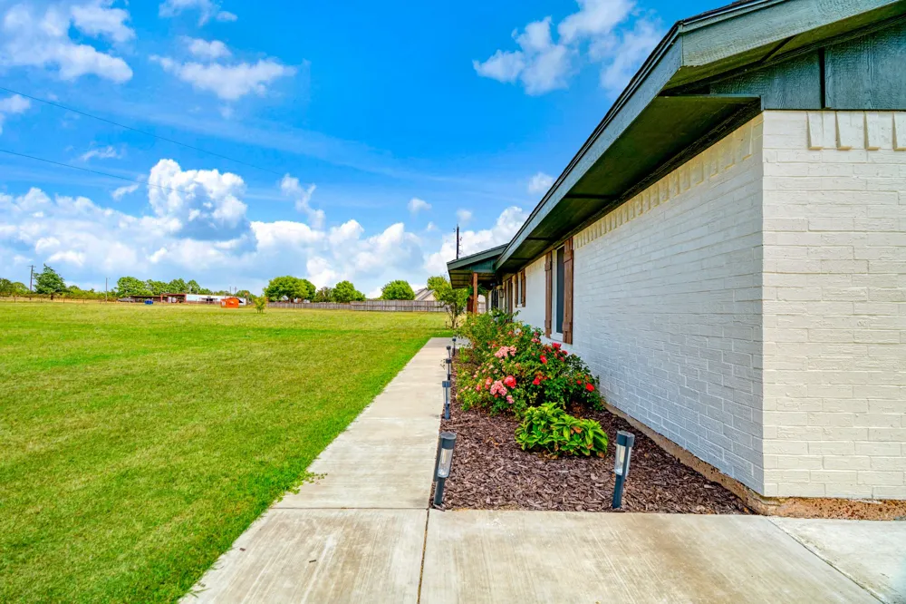 19 County Road 43040 Powderly, TX 75473
