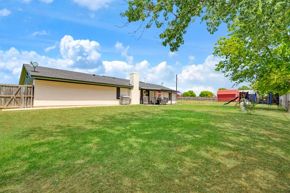19 County Road 43040 Powderly, TX 75473