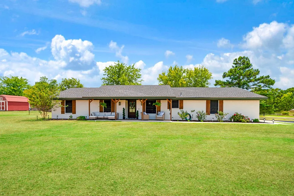 19 County Road 43040 Powderly, TX 75473