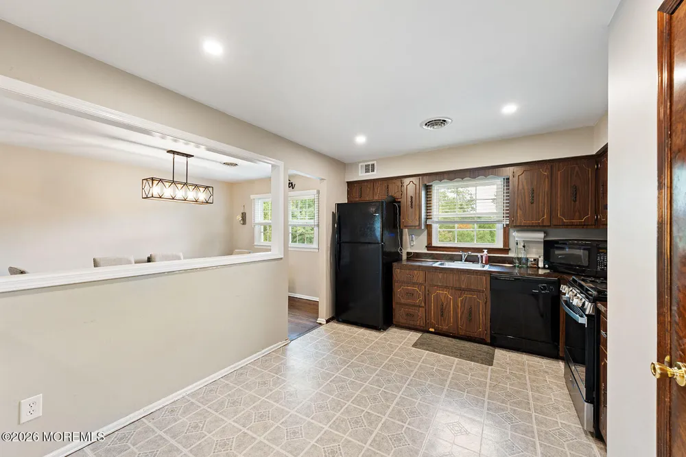 5 Sanders Drive Middletown, NJ 07748