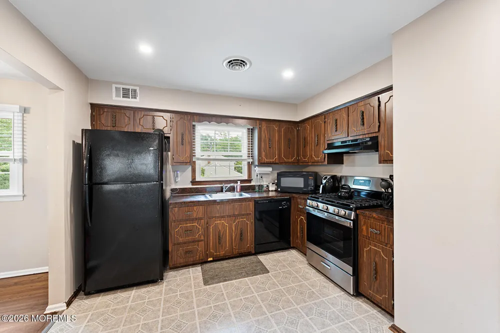 5 Sanders Drive Middletown, NJ 07748