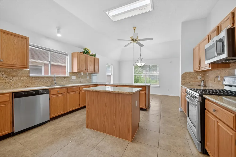 914 W Peach Hollow Circle Pearland, TX 77584