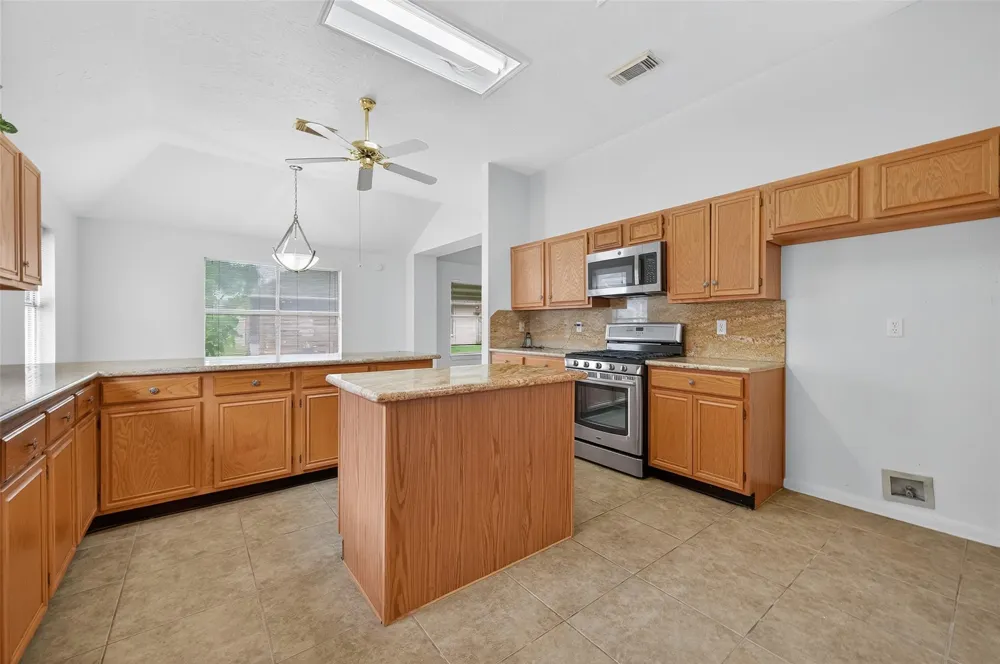 914 W Peach Hollow Circle Pearland, TX 77584