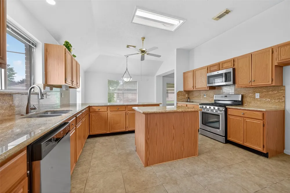 914 W Peach Hollow Circle Pearland, TX 77584