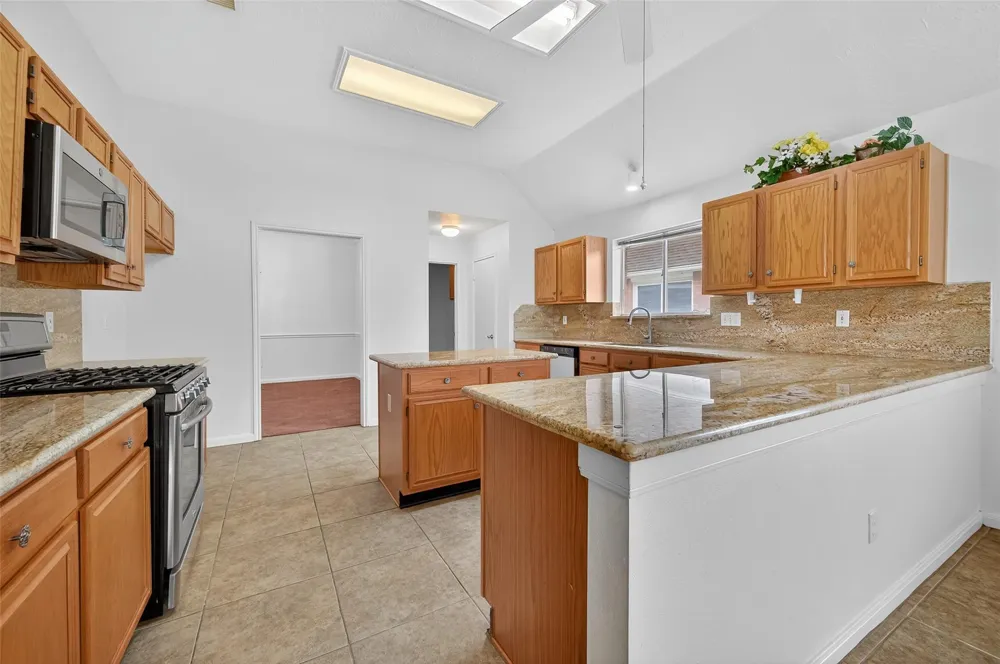 914 W Peach Hollow Circle Pearland, TX 77584