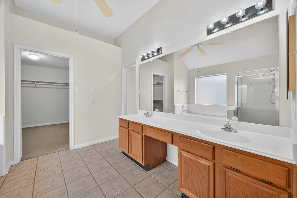 914 W Peach Hollow Circle Pearland, TX 77584
