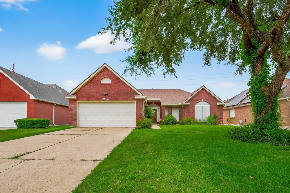 914 W Peach Hollow Circle Pearland, TX 77584