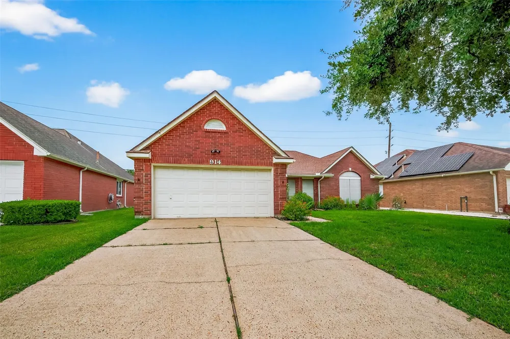 914 W Peach Hollow Circle Pearland, TX 77584