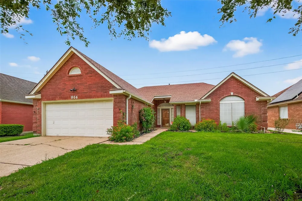 914 W Peach Hollow Circle Pearland, TX 77584