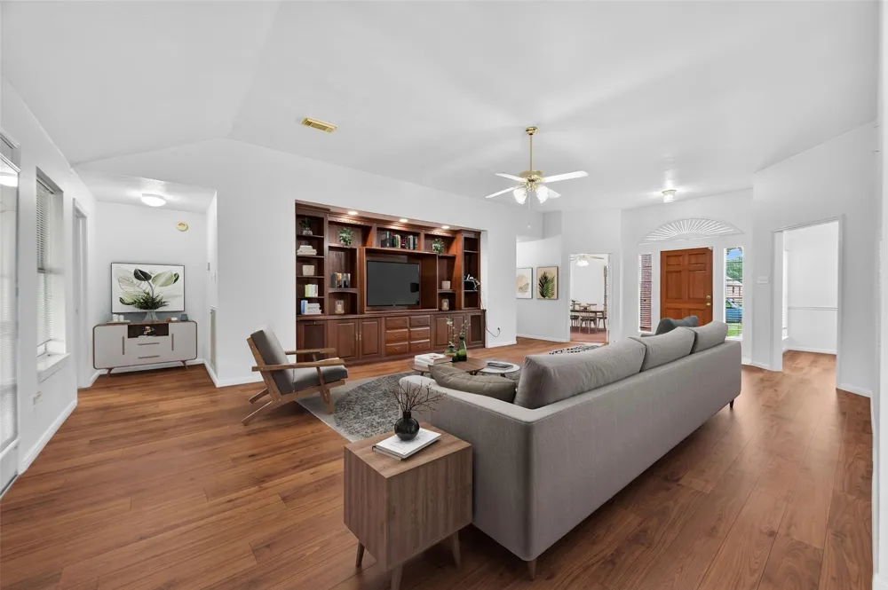 914 W Peach Hollow Circle Pearland, TX 77584