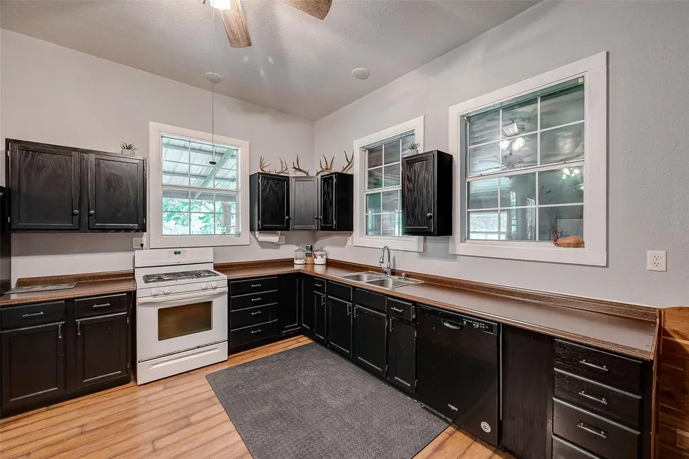 7160 County Road 132 Hallettsville, TX 77964