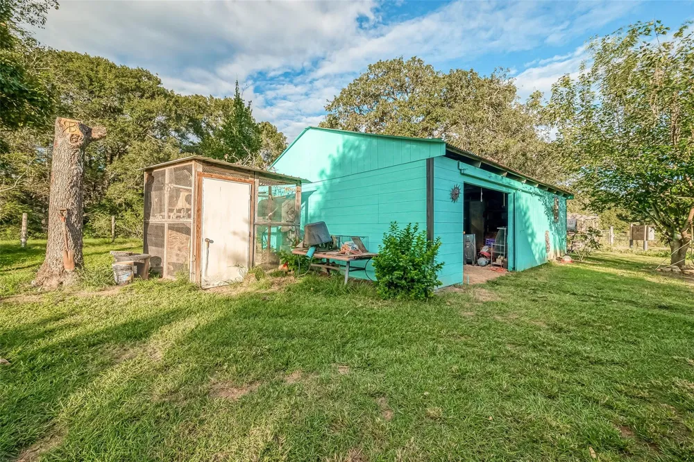 7160 County Road 132 Hallettsville, TX 77964