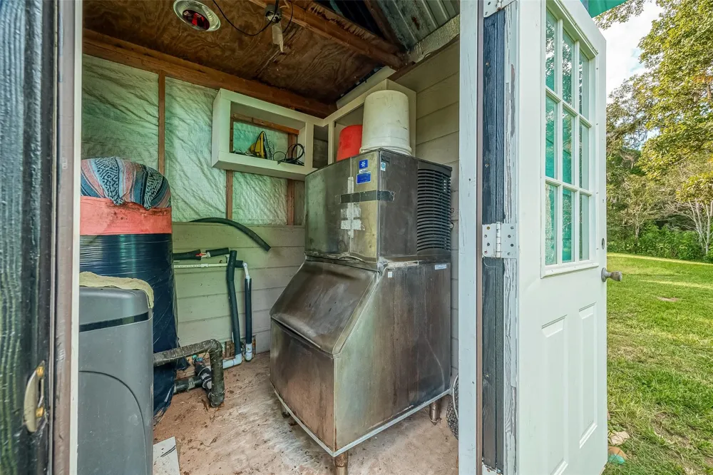 7160 County Road 132 Hallettsville, TX 77964