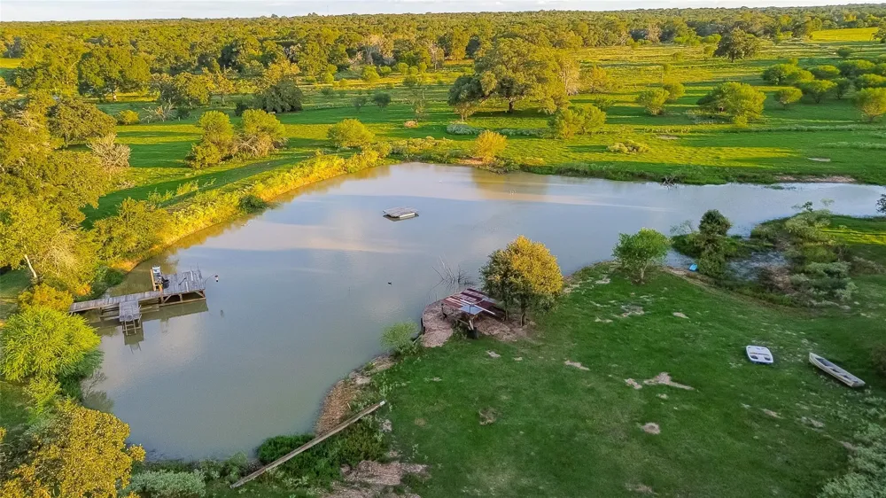 7160 County Road 132 Hallettsville, TX 77964