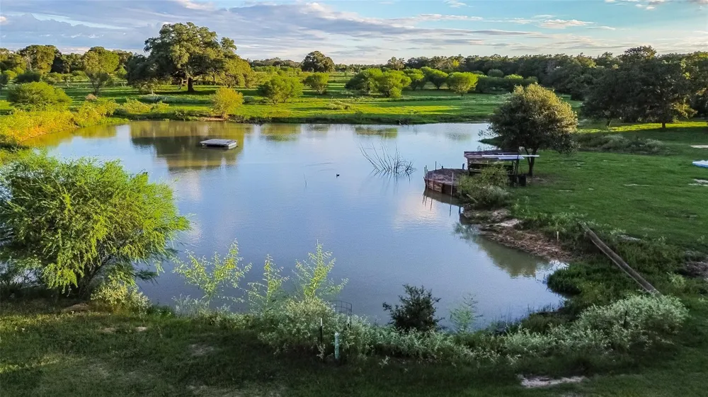 7160 County Road 132 Hallettsville, TX 77964