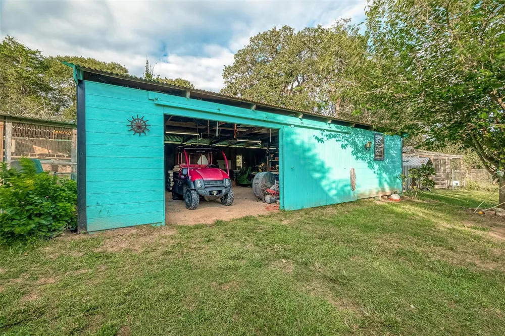 7160 County Road 132 Hallettsville, TX 77964