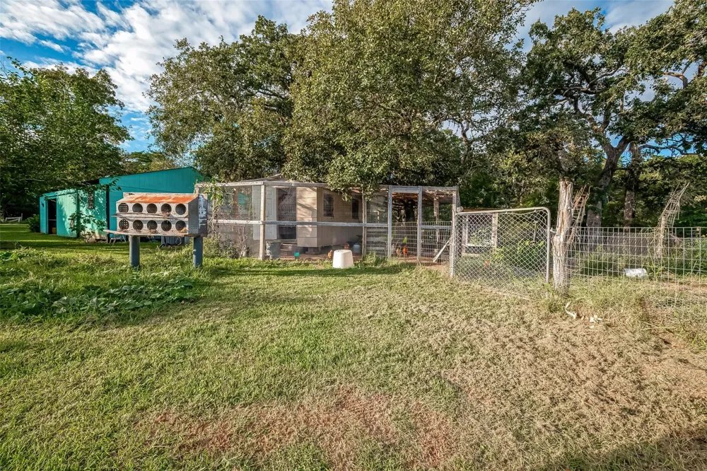 7160 County Road 132 Hallettsville, TX 77964