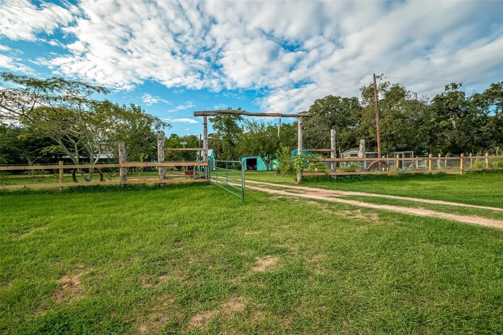 7160 County Road 132 Hallettsville, TX 77964