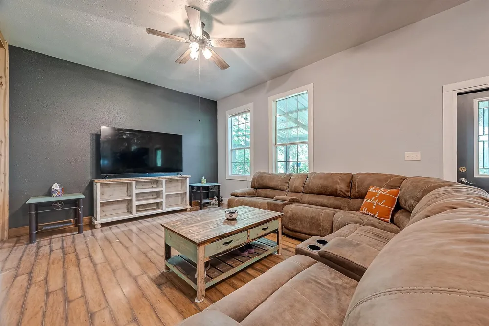 7160 County Road 132 Hallettsville, TX 77964