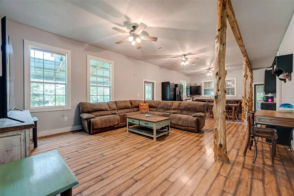 7160 County Road 132 Hallettsville, TX 77964