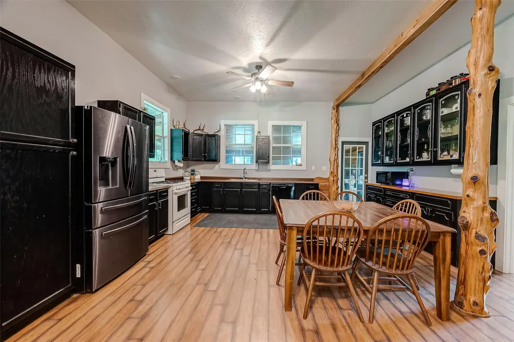 7160 County Road 132 Hallettsville, TX 77964