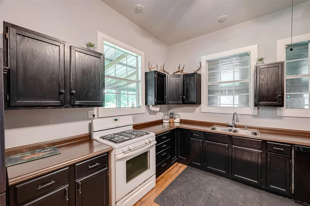 7160 County Road 132 Hallettsville, TX 77964