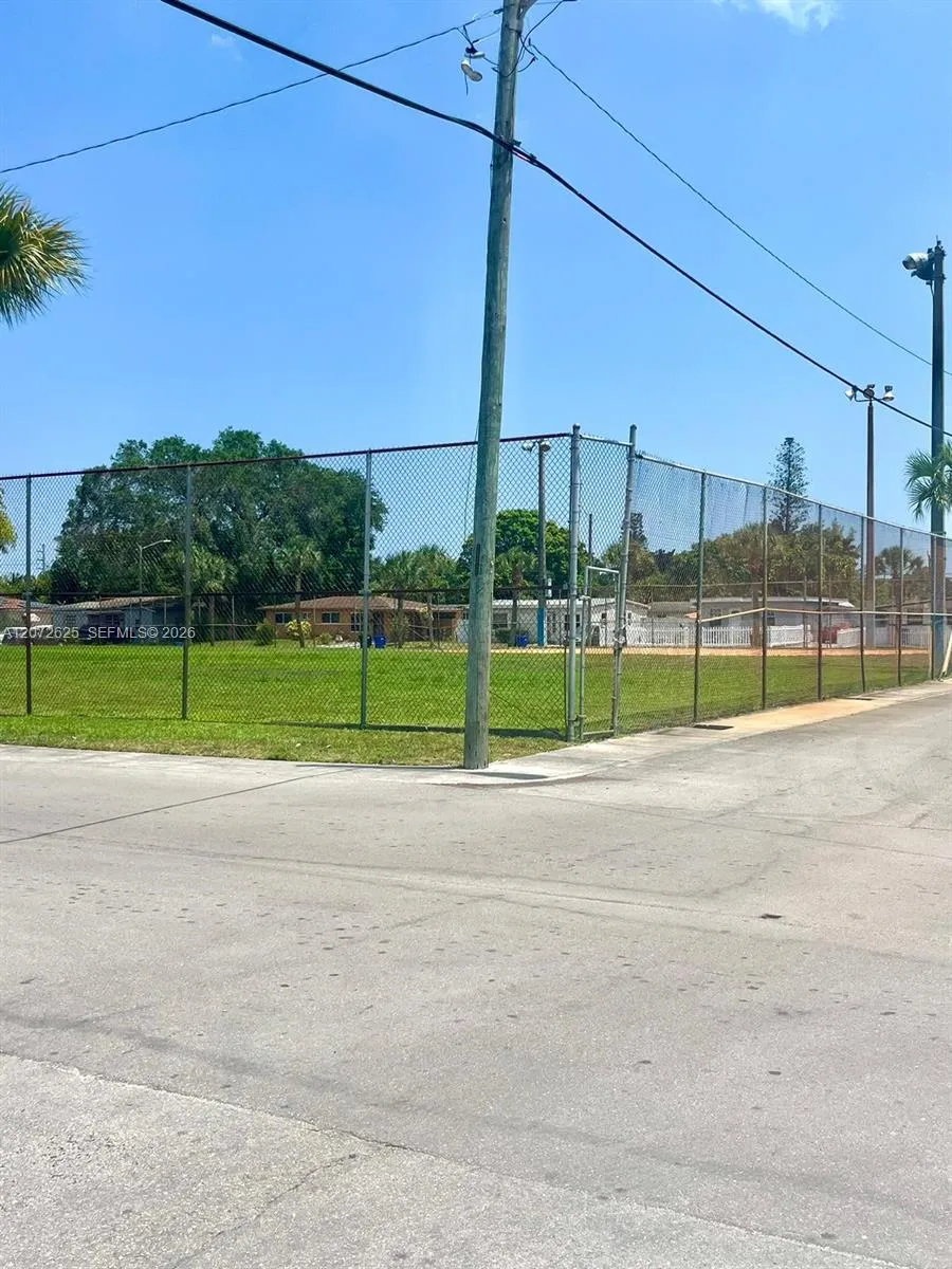 15350 NE 14th Ct North Miami Beach, FL 33162