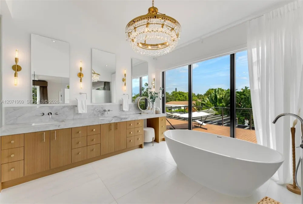 795 Lakeview Dr Miami Beach, FL 33140