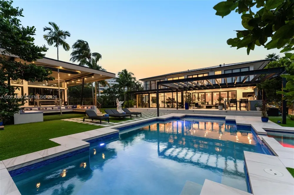 795 Lakeview Dr Miami Beach, FL 33140