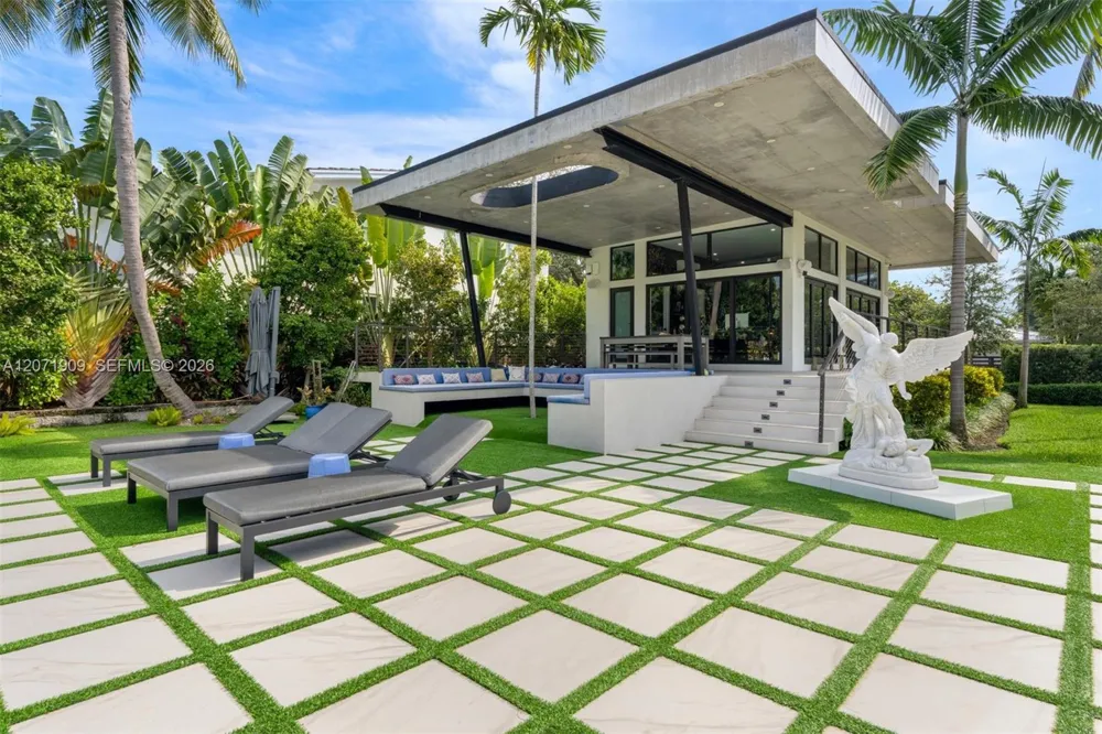 795 Lakeview Dr Miami Beach, FL 33140