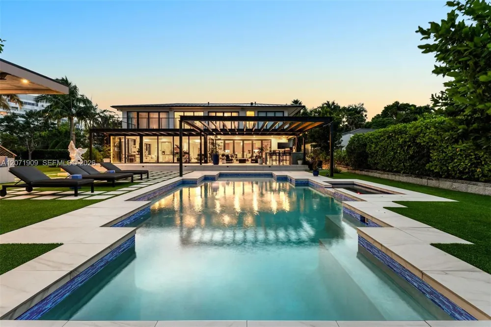 795 Lakeview Dr Miami Beach, FL 33140
