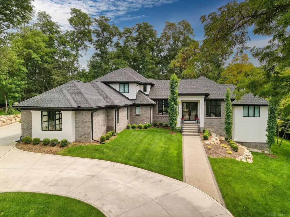 521 Iroquois Court Oxford Charter Township, MI 48371