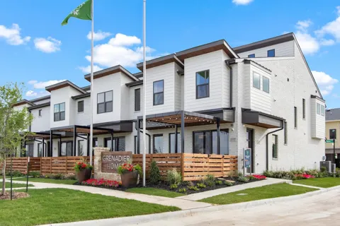 2033 Hillard Mews