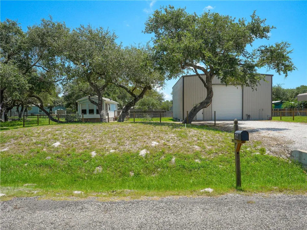 312 Traylor Avenue Rockport, TX 78382