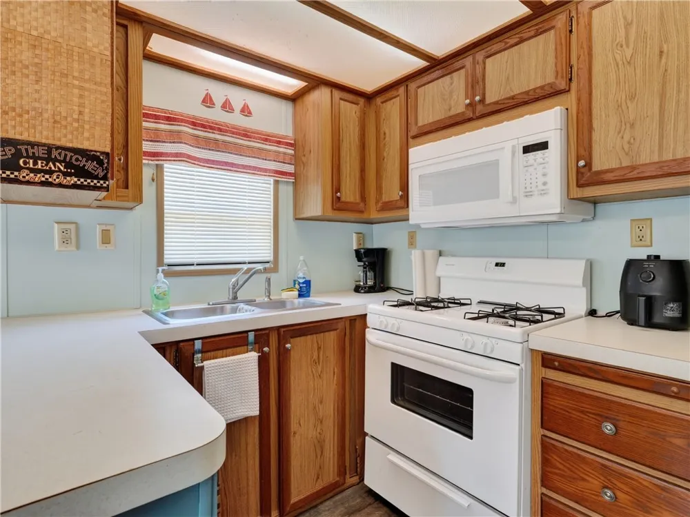 312 Traylor Avenue Rockport, TX 78382