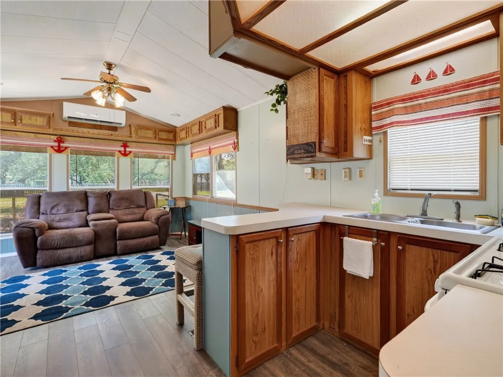 312 Traylor Avenue Rockport, TX 78382