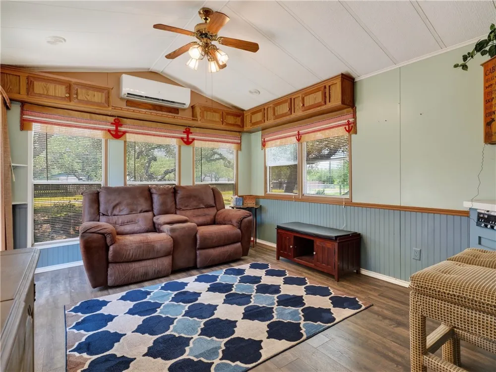 312 Traylor Avenue Rockport, TX 78382