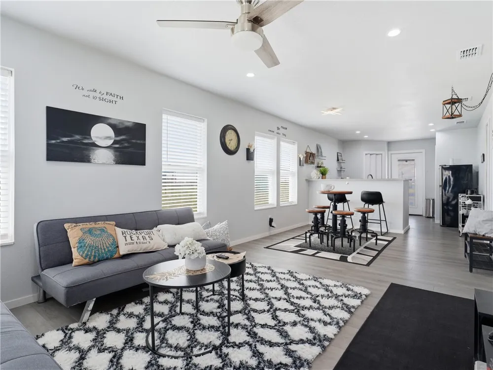 377 W Misty Oak Rockport, TX 78382