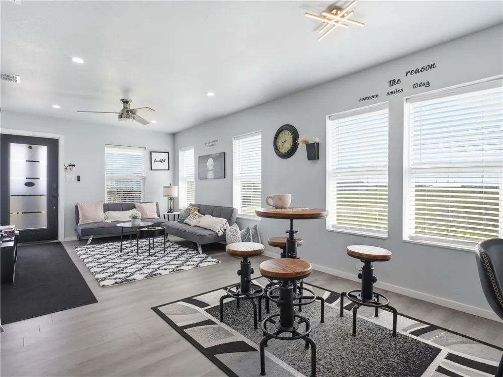 377 W Misty Oak Rockport, TX 78382