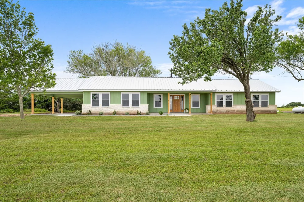 1232 Swiss Alp Hills Loop Schulenburg, TX 78956